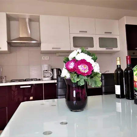 West * מאקרסקה