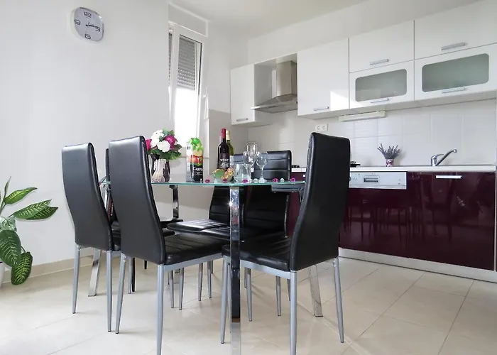 West * Μακάρσκα