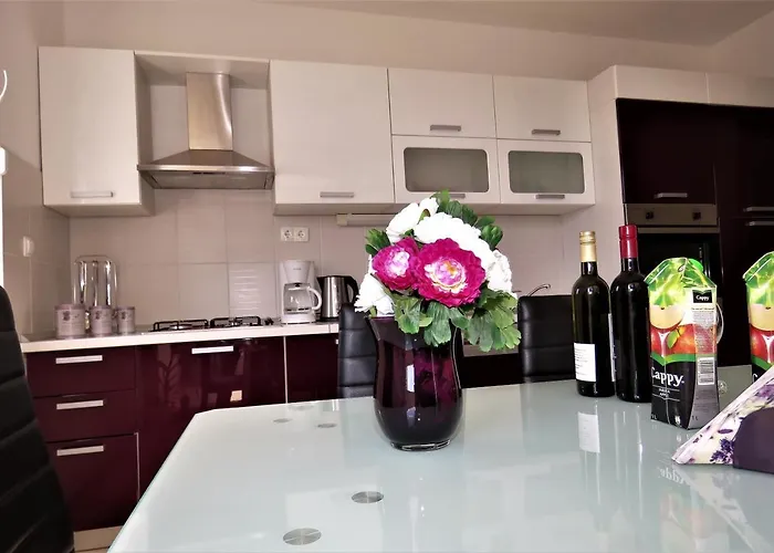 West * Μακάρσκα